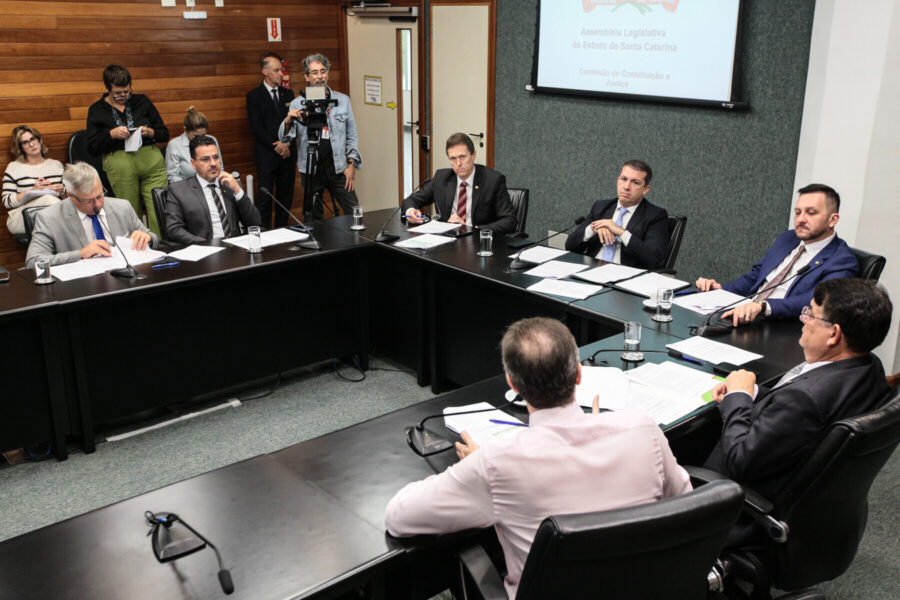 Comissão de Constituição e Justiça (CCJ) da Alesc, em reunião na manhã desta terça (30)