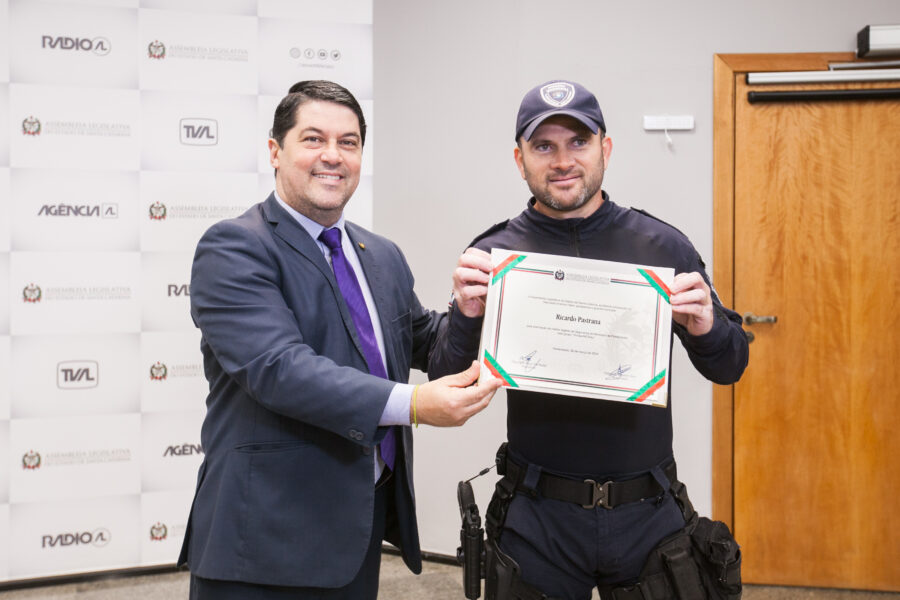 Deputado Emerson Stein entrega a homenagem ao agente Ricardo Pastrana