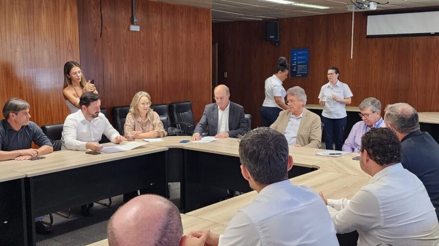 Deputado José Milton Scheffer e lideranças de Araranguá em reunião na Celesc