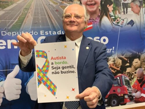 Seja gentil, não buzine: projeto identifica veículo que transporta pessoa autista