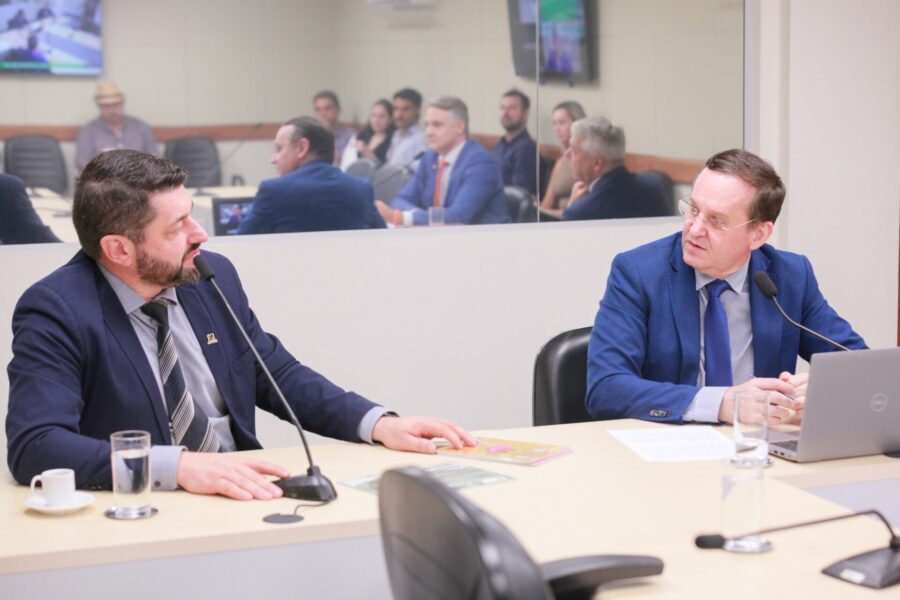 Sob a presidência do deputado Miotto, Comissão de Economia recebe o reitor da Udesc