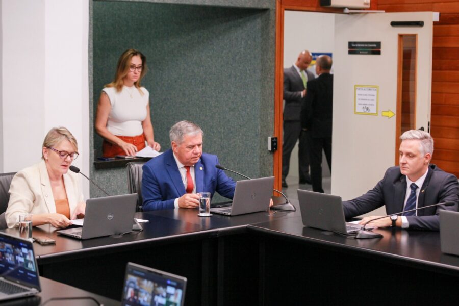 Deputado Mário Motta em reunião da Comissão de Educação