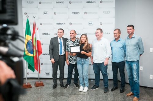 Atleta palhocense que vai representar o Brasil nas Olimpíadas recebe homenagem na Alesc