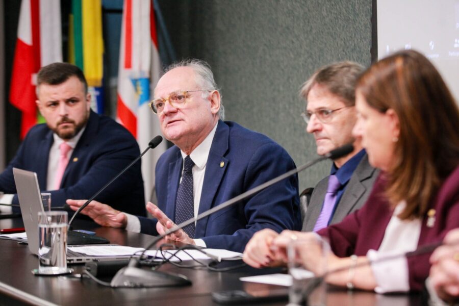 Deputado Dr Vicente e secretária Carmen Zanotto na reunião da Comissão de Saúde