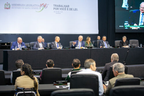 Comissão aprova tratamento equitativo para deficientes auditivos em autoescolas