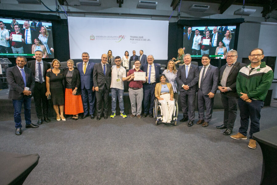 Comissão da Pessoa com Deficiência homenageia Cafeteria Especial