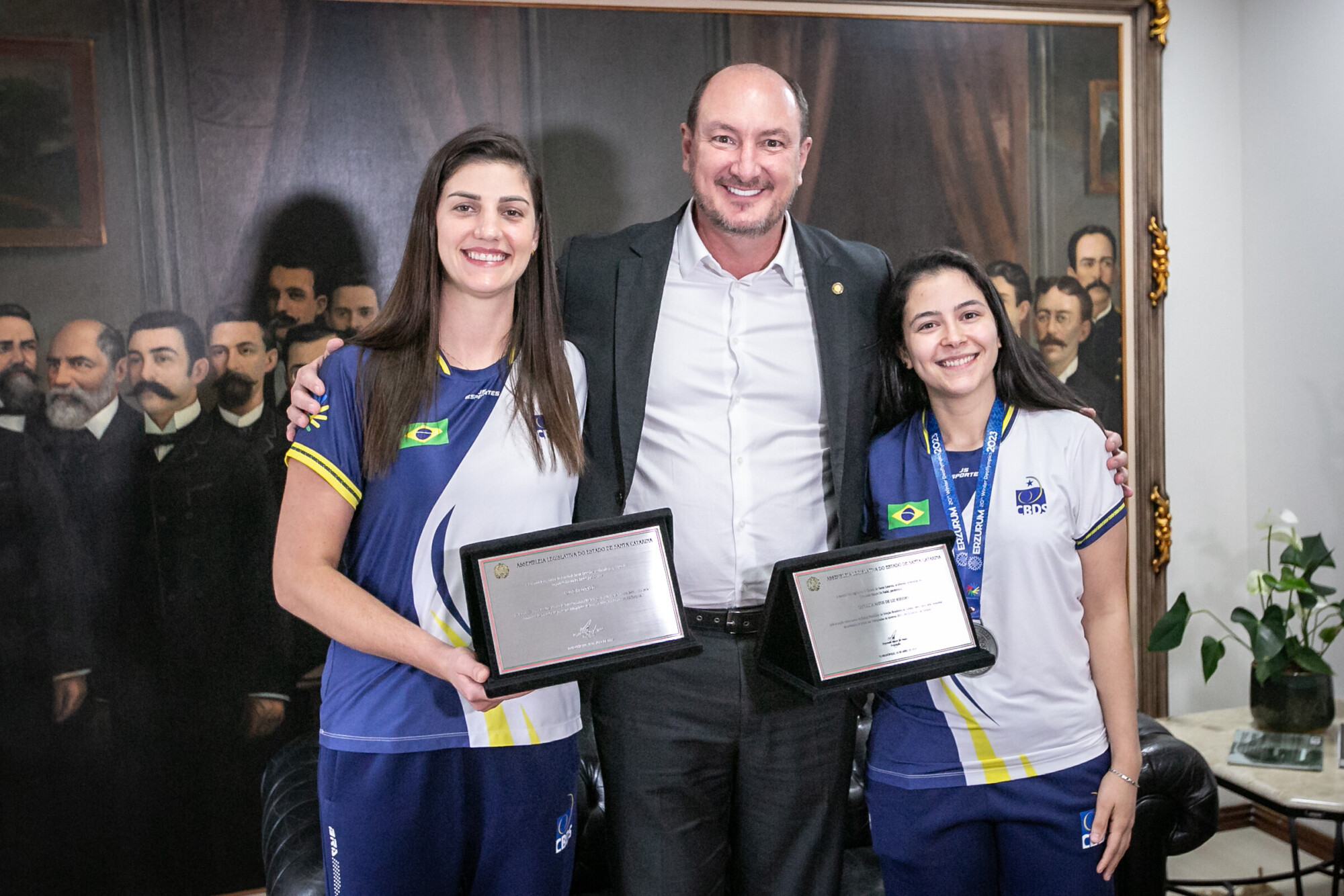 MOÇÃO DE APLAUSO – Deputado Mauro de Nadal entrega honraria a equipe de Futsal para surdos