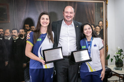Medalhistas do futsal para surdos recebem moção de aplauso