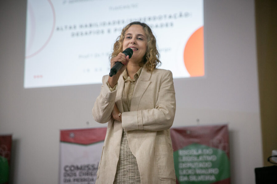 Renata Gomes Camargo, palestrante