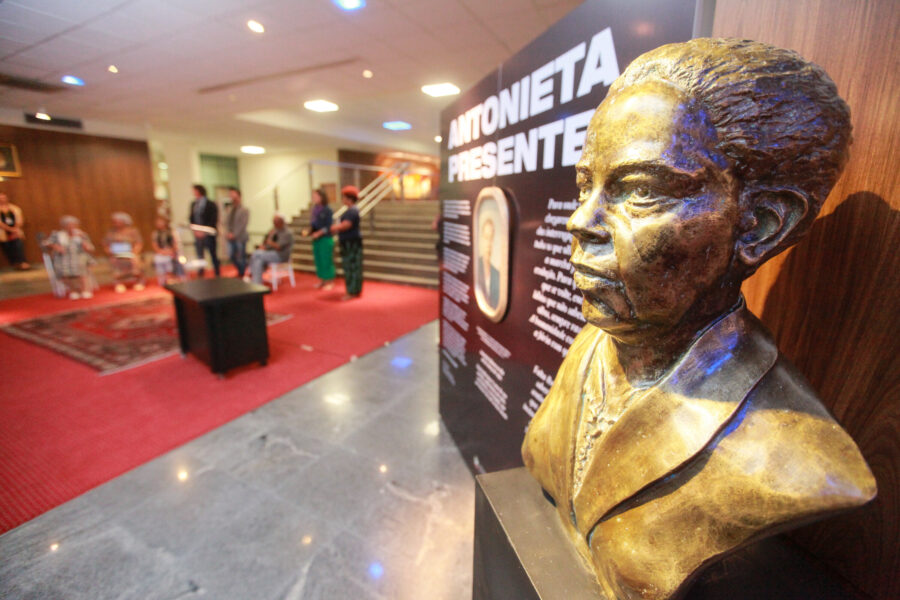 Busto de Antonieta de Barros, primeira mulher a ser eleita deputada estadual em SC e a primeira negra a assumir um mandato no Brasil
