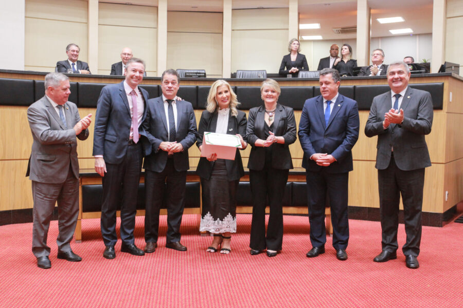 Deputados entregam homenagem à presidente da Acafe, Luciane Ceretta, durante a sessão especial na Alesc