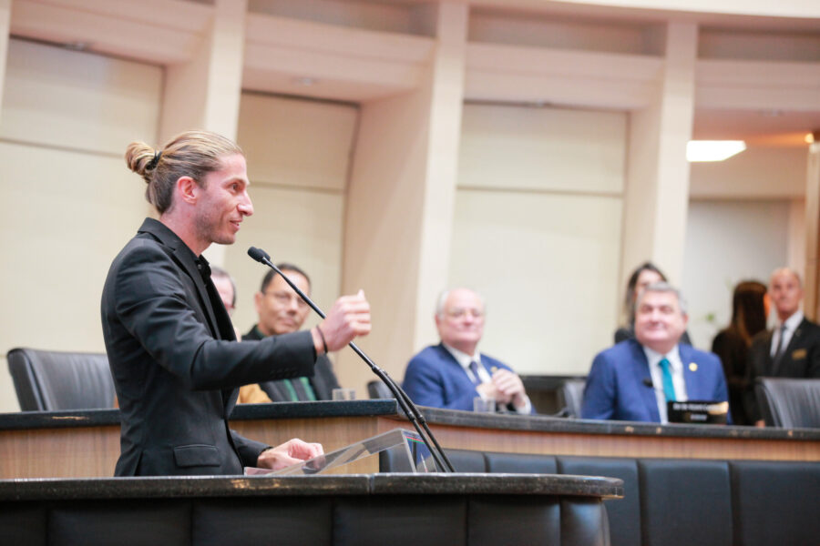 Filipe Luís discursa durante a sessão especial em sua homenagem, realizada na noite desta segunda (20)