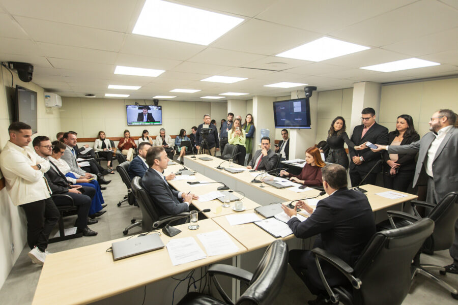 Reunião da Comissão de Constituição e Justiça (CCJ), na manhã desta terça-feira (21)