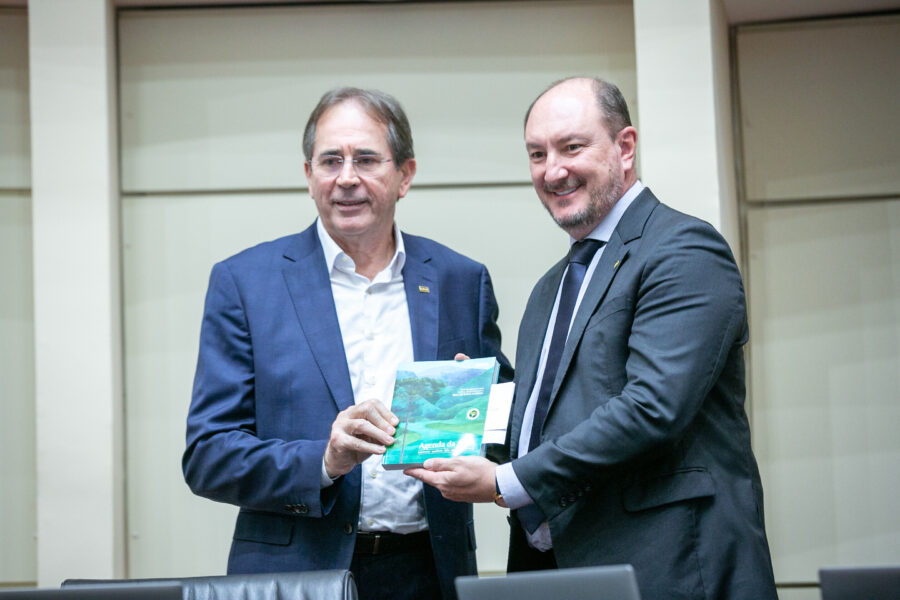 Presidente da Fiesc, Mario Aguiar, entrega cópia da Agenda da Água ao presidente da Alesc, deputado Mauro De Nadal