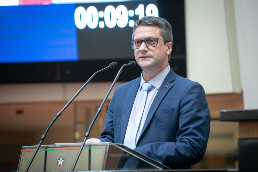 Onildo Dalbosco Junior, presidente da FCDL-SC, ocupou a tribuna da Alesc para divulgar a data, marcada para 6 de junho