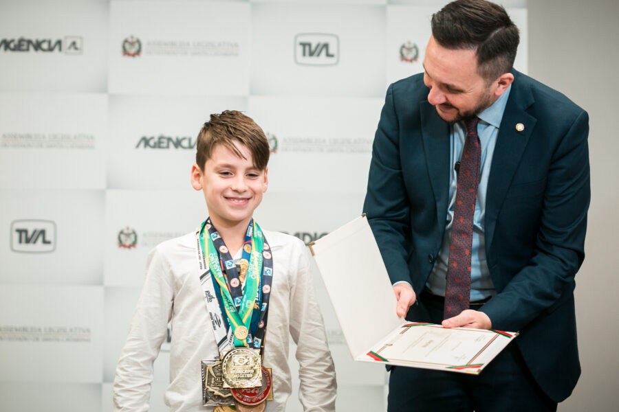 Heitor Borges da Silva Silveira, de 8 anos, recebe homenagem do deputado Pepê Collaço