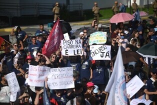 Greve na Educação: Ato em Florianópolis reúne milhares de professores