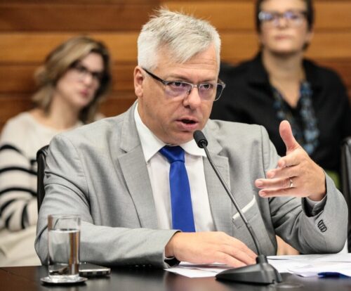Fabiano diz que governo ameaça e quer colocar “cabresto” nos professores em greve