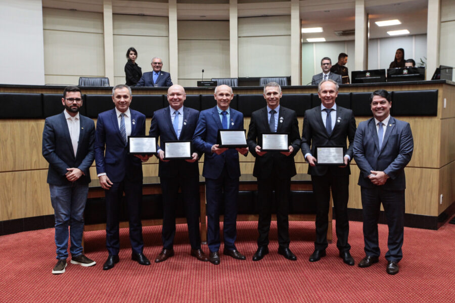 Sócios-fundadores e diretores do Grupo Koch receberem homenagem da Alesc, em sessão especial na noite desta segunda-feira (27)