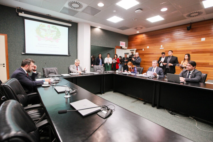 Comissão de Constituição e Justiça em reunião, nesta terça-feira (14).