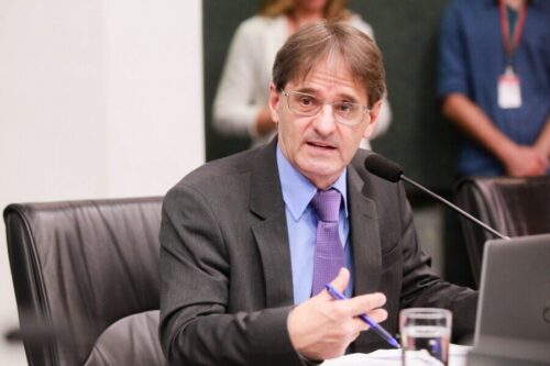 Saretta pede inclusão de testes de meningite nos protocolos de saúde de SC