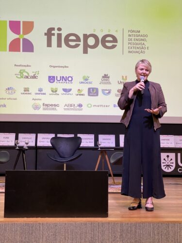 Luciane diz que governo Lula vai investir R$ 1 bilhão para repatriar 1 mil cientistas brasileiros