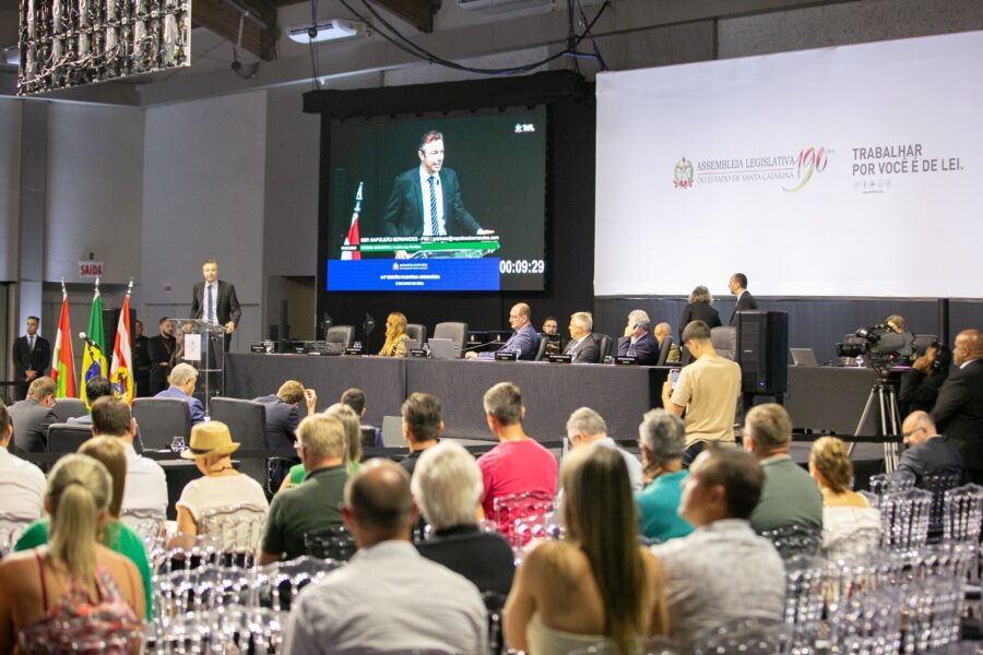 Deputado Napoleão Bernardes na tribuna
