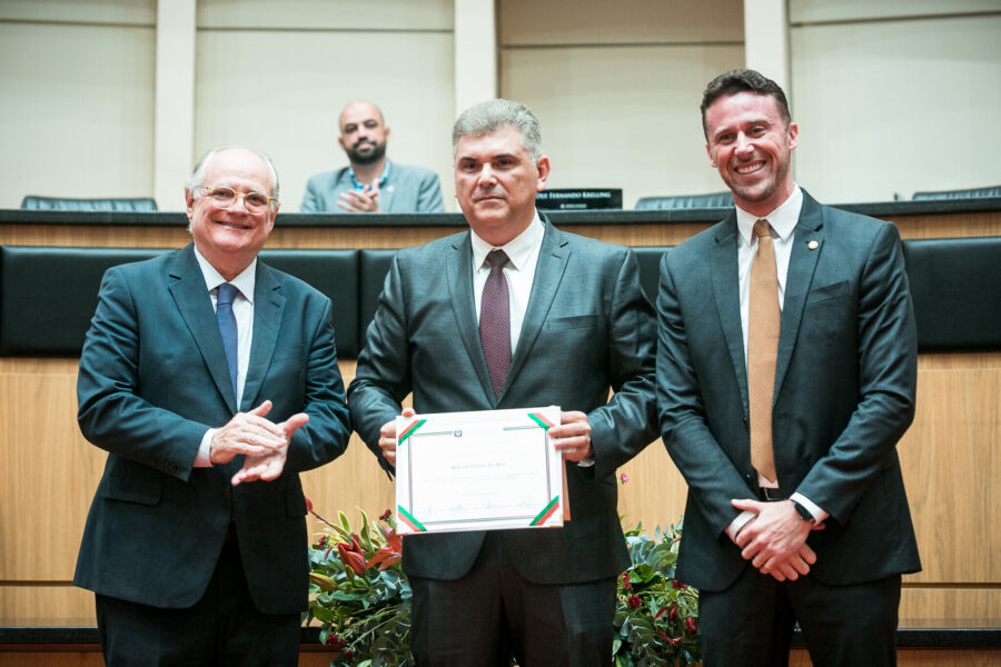 Marcelo Lemos dos Reis (centro) e os deputados Dr. Vicente Caropreso (e) e Fernando Krelling, proponente da honraria