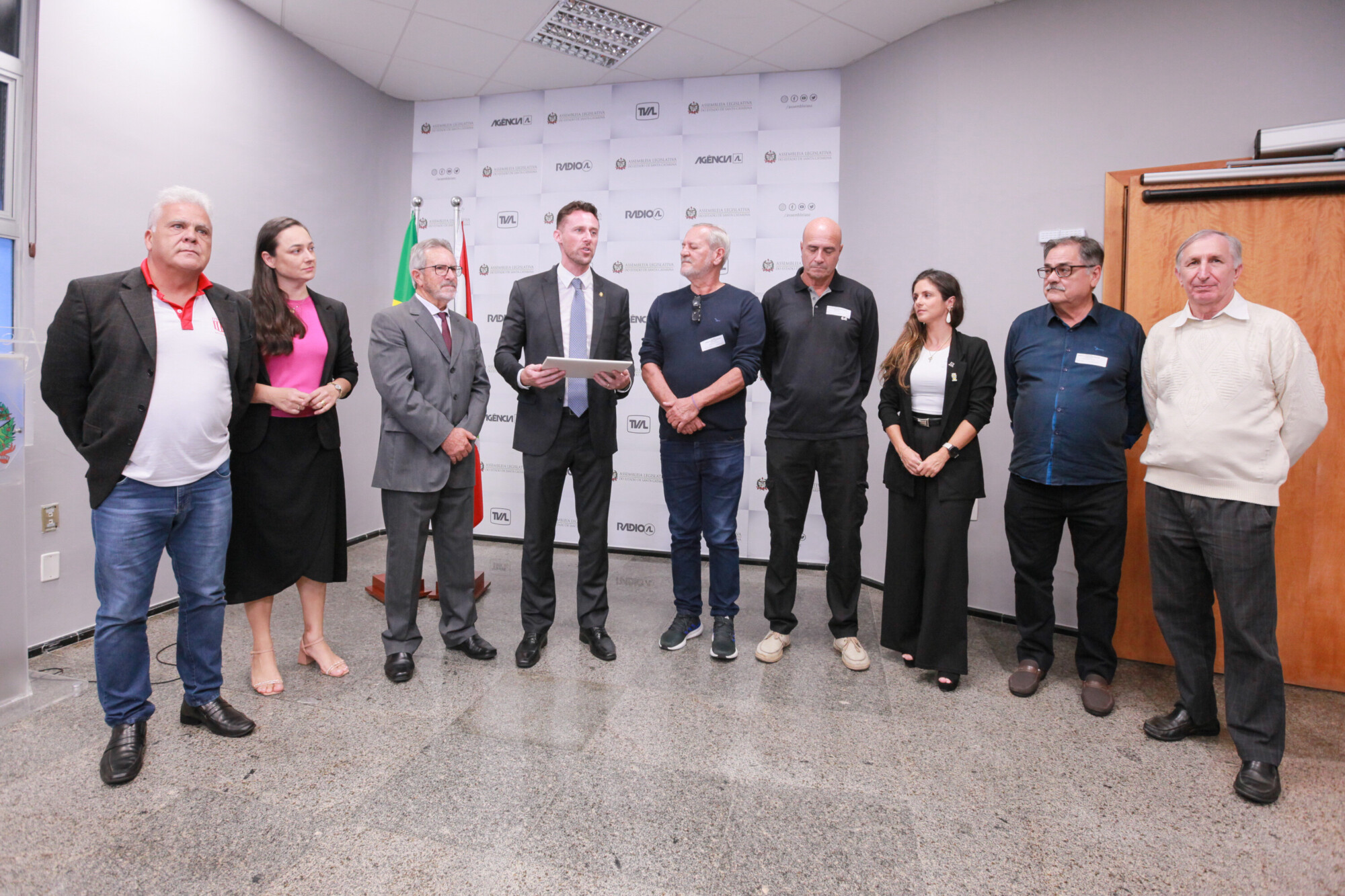 Deputado Fernando Krelling entrega homenagem a Federação Catarinense de Desporto Universtário