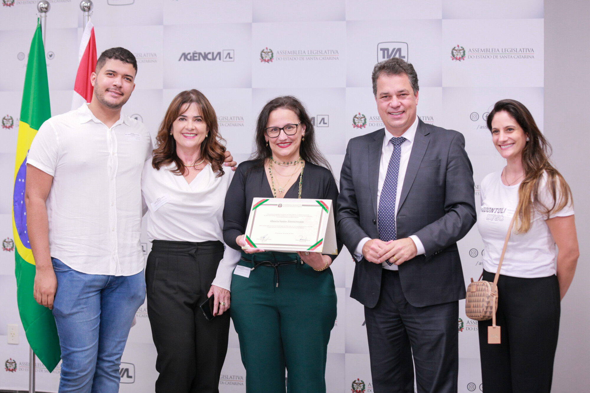 Deputado Rodrigo Minotto entrega homenagem ao Curso de Odontologia da UFSC