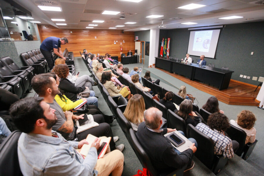 Professores e integrantes do Sinte prestigiaram a reunião