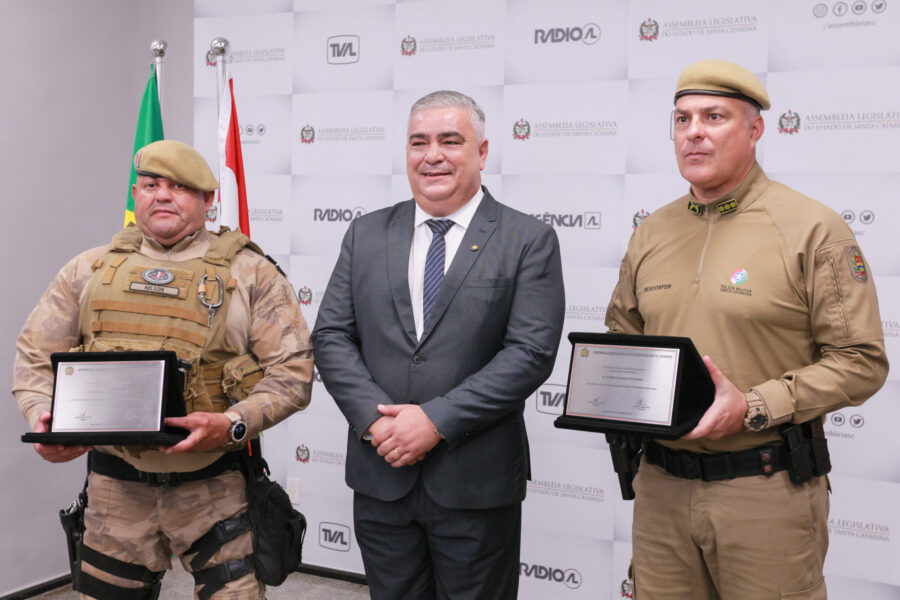Deputado Sargento Lima e os homenageados