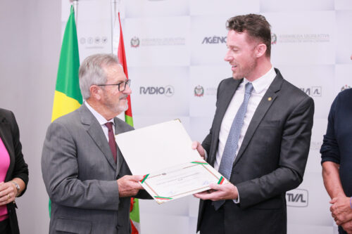 Krelling entrega homenagem aos 80 anos da Federação Catarinense do Desporto Universitário