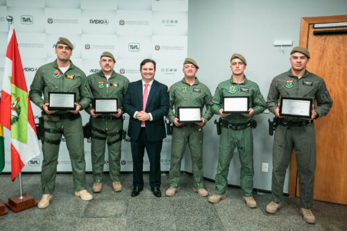 Equipe de aviação da PM recebe moção de aplauso
