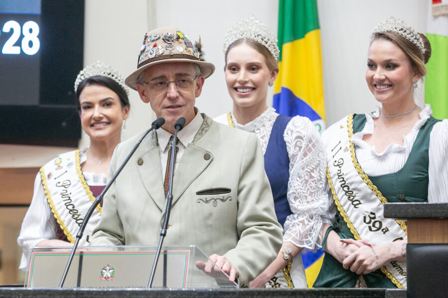 Prefeito de Blumenau, Mário Hildebrand, e a realeza da Oktoberfest 2024