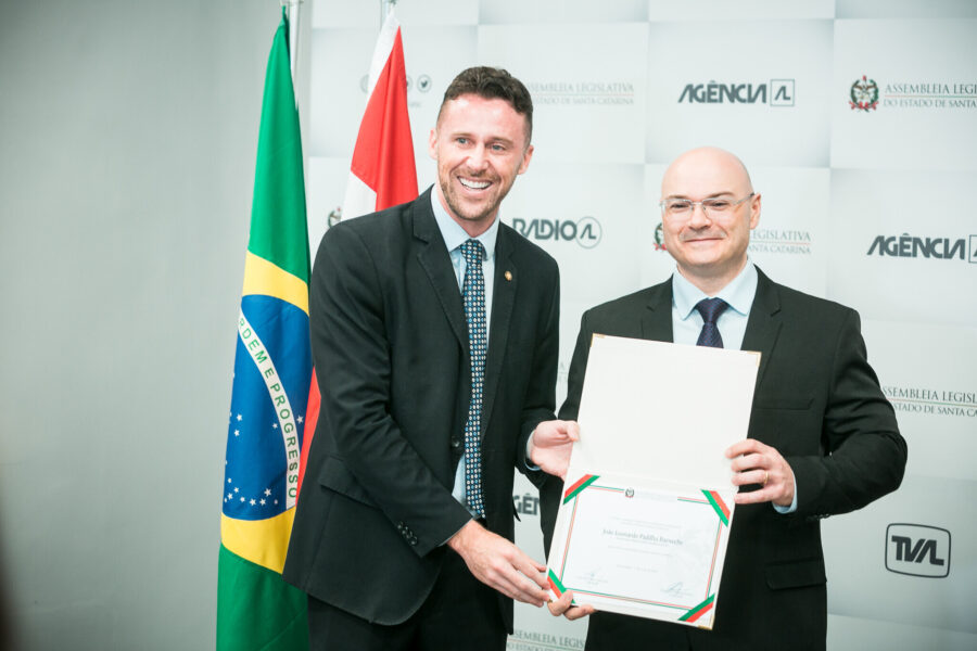 Deputado Fernando Krelling e o homenageado