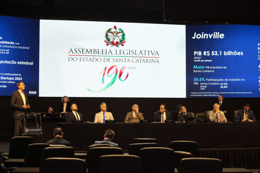 Presidente da Fiesc, Mario de Aguiar, apresenta dados da indústria, durante a reunião da comissão