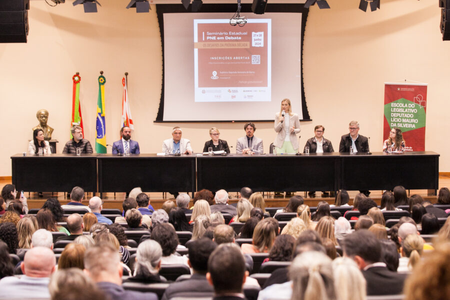 O seminário está sento realizado no Auditório Deputada Antonieta de Barros, na Alesc.