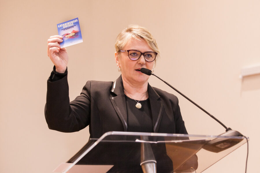 Deputada Luciane Carminatti.