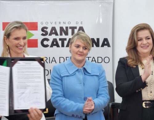 Luciane Carminatti acompanha lançamento do novo concurso do magistério com 10 mil vagas