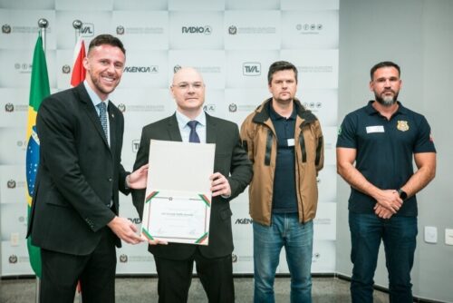 Fernando Krelling homenageia superintendente regional da Polícia Científica de Joinville