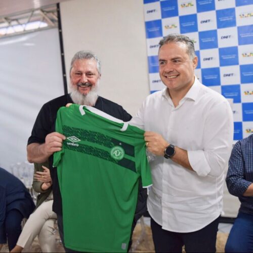 Padre Pedro presenteia ministro com camisa da Chapecoense