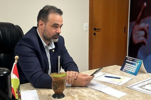Cleiton Fossá pede reforma de escola e novo educandário no bairro Efapi
