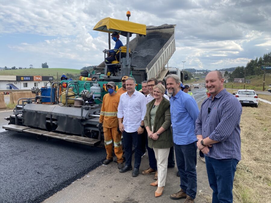 Deputada Luciane Carminatti e demais autoridades no anúncio das obras de infraestrutura no Oeste