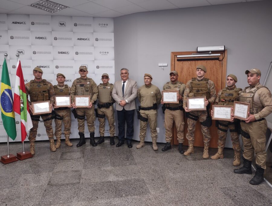 Deputado Sargento Lima e os militares homenageados
