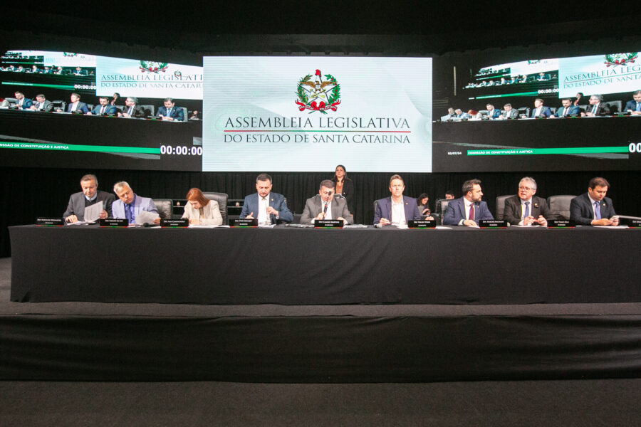 Membros da CCJ, durante a reunião desta terça-feira, realizada em Criciúma, dentro do Programa Alesc Itinerante