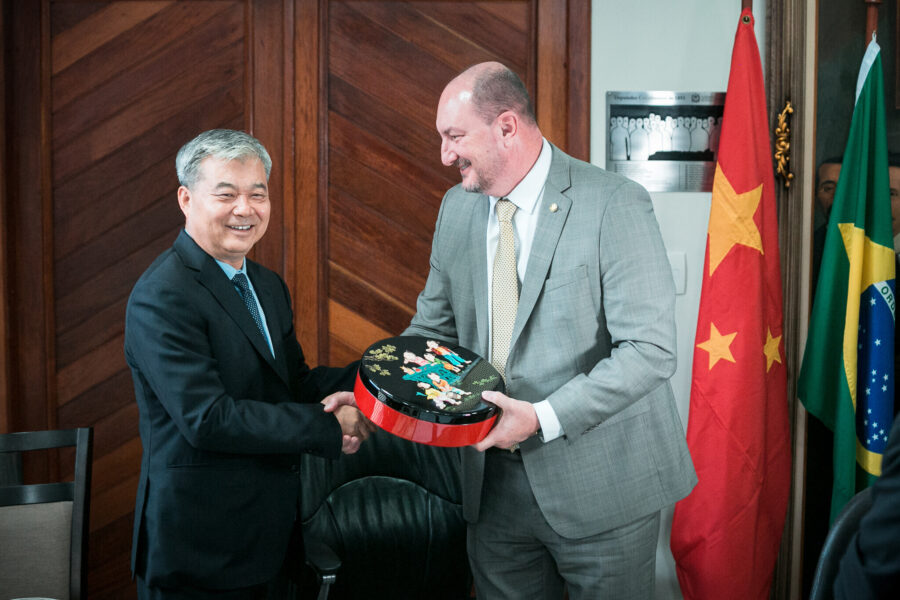 Troca de presentes entre Luo Qingyo e o deputado Mauro de Nadal
