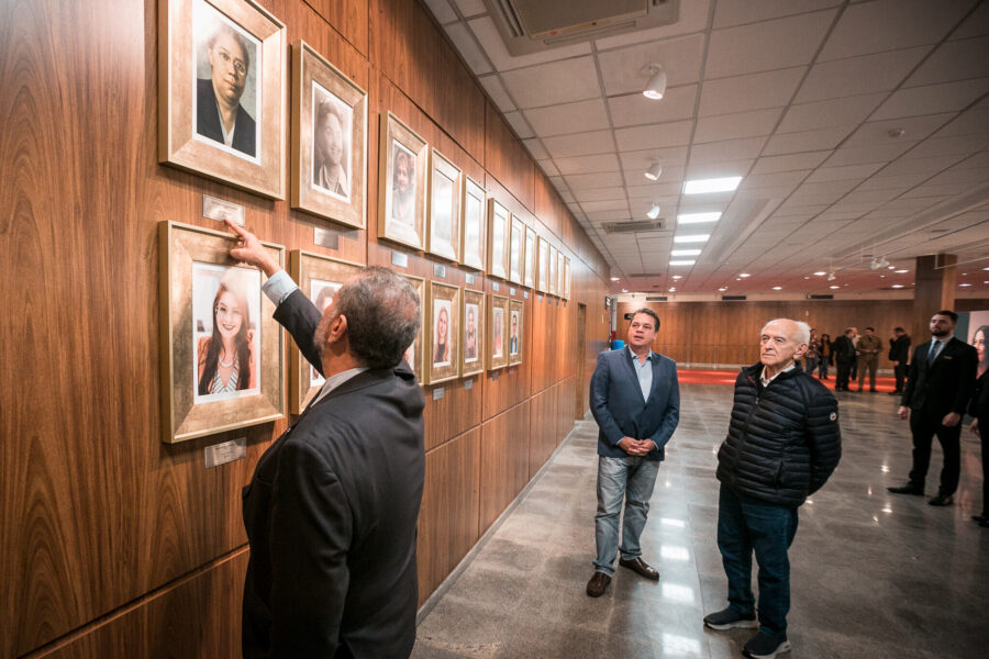 Ministro Carlos Lupi observa o quadro da deputada Antnoieta de Barros