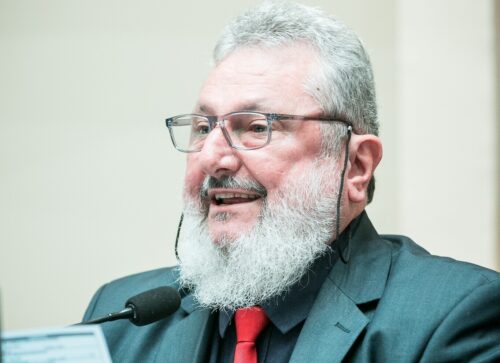 Padre Pedro quer esclarecimentos sobre aumento de pensão a ex-governadores