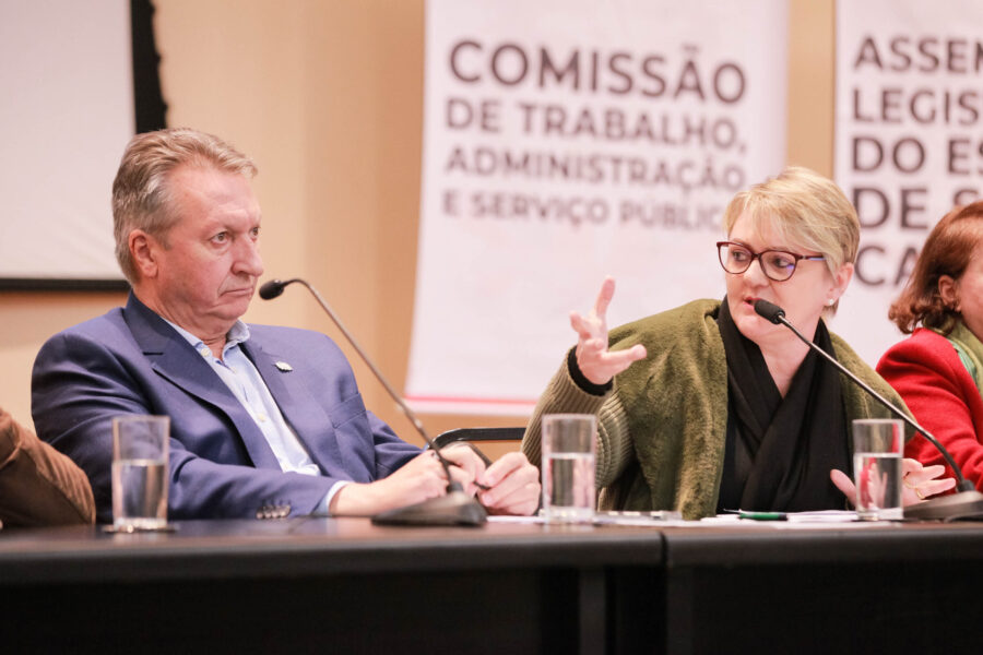 Secretário de Estado da Administração, Vanio Boing, e a deputada Luciane Carminatti